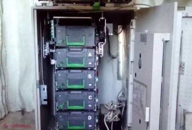 Spargere ca în filme. Au legat paznicul, după care au încercat să distrugă un BANCOMAT