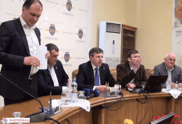 VIDEO // Socialiștii și oamenii lui Usatîi au luat cu ASALT primăria capitalei: „BOTUL pe labe și stai cuminte”