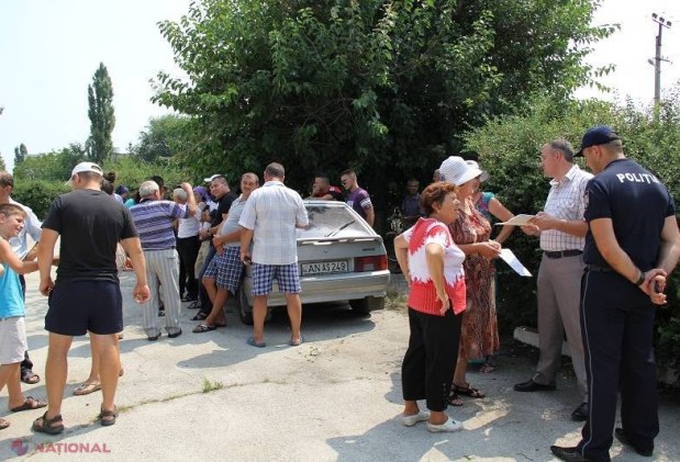Sătenii din Țânțăreni, AMENDAȚI cu MII de lei pentru că nu au permis descărcarea deșeurilor la gunoiștea din localitate