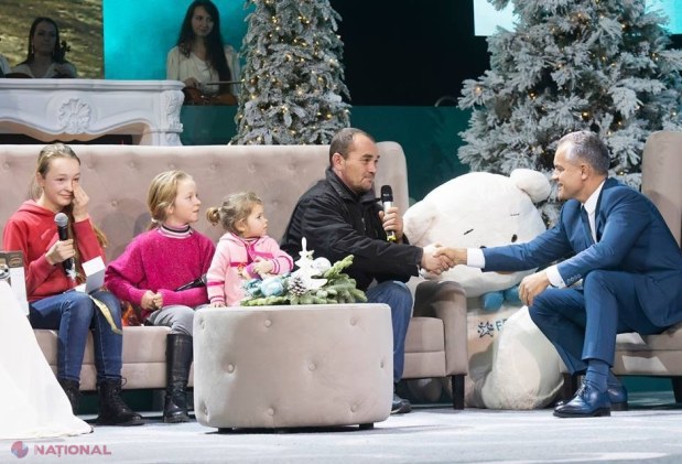VIDEO // Fundația lui Vlad Plahotniuc schimbă DESTINE. Un tată care educă de unul singur trei fete a primit în dar o CASĂ: „Vă voi aduce acea rază de lumină atât cât voi putea eu”