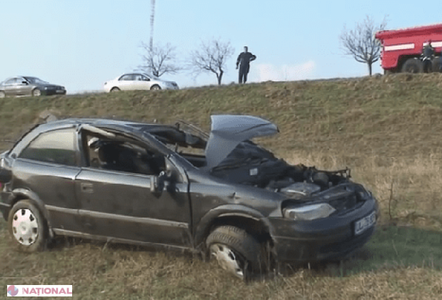 VIDEO // S-a inversat de câteva ori până a ajuns în şanţ!
