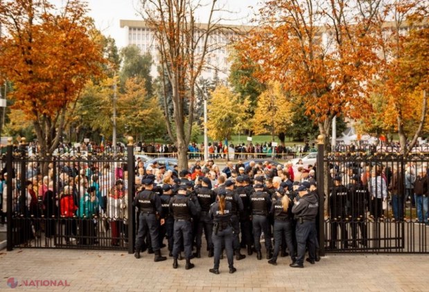 Protestatarii din fața Parlamentului se plâng că au fost împiedicați să picheteze Președinția în timpul vizitei comisarului european Johannes Hahn: „Solicităm comisarului european să facă cunoștință cu cererile protestatarilor”