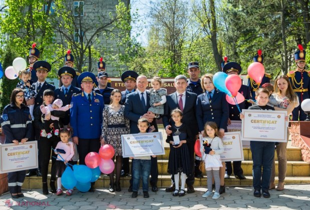 Șapte familii de salvatori și POMPIERI au trecut în casă nouă, iar alte 47 vor primi cheile de la apartamente până în 2019: „Copiii voștri își au propriul EROU acasă”