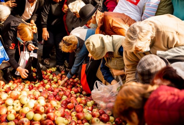 „Fermierilor le-a ajuns cuțitul la os”! Tone de mere, descărcate în fața Ministerului Agriculturii, „în semn de protest față de lipsa pieței de desfacere pentru agricultori