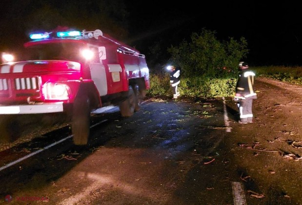 FOTO // Furtuna de seara trecută a provocat mai multe stricăciuni, iar zeci de localități au rămas fără curent electric. Peste 200 de SALVATORI sunt antrenați în lichidarea consecințelor intemperiei