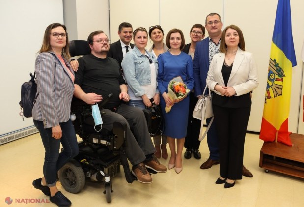 GALERIE FOTO // Maia Sandu, discuții cu DIASPORA din Canada. Șefa statului a acordat titluri onorifice și a vizitat o PATISERIE deschisă de o moldoveancă: „Am văzut o susținere totală pentru proiectul de aderare a R. Moldova la UE”