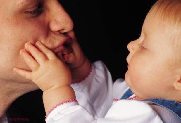 Tații din R. Moldova vor avea dreptul la concediu paternal de DOUĂ săptămâni
