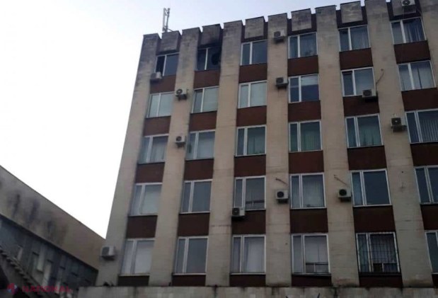 FOTO // Sediul Buiucani al Judecătoriei Chișinău, în FLĂCĂRI: Un birou, ars în totalitate 