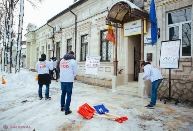 FOTO // Reprezentanții Partidului „Șor” au făcut ordine și curățat zăpada în ograda Maiei Sandu