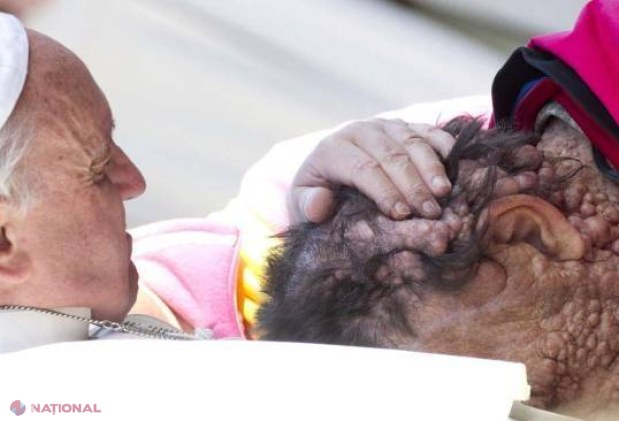 Fotografia care a ÎNDUIOȘAT planeta. Ce a făcut Papa Francisc