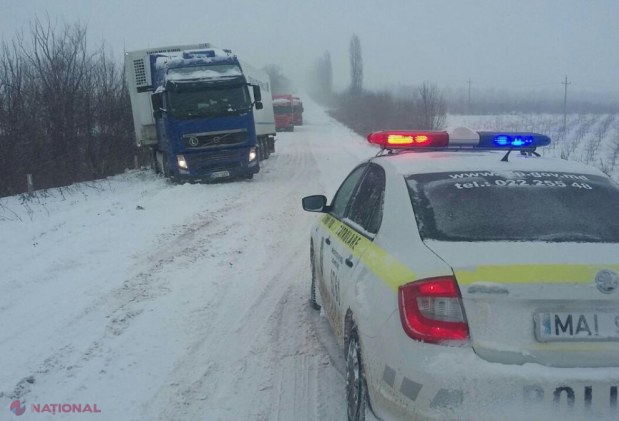 FOTO // Angajații Inspectoratului Național de Patrulare, implicați în fluidizarea traficului rutier. Cum se circulă în Chișinău și pe drumurile din republică