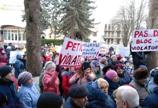 FOTO // Andrei Năstase și Maia Sandu, huiduiți la Orhei. Sute de protestatari i-au acuzat pe cei doi politicieni că ar „sprijini un violator”