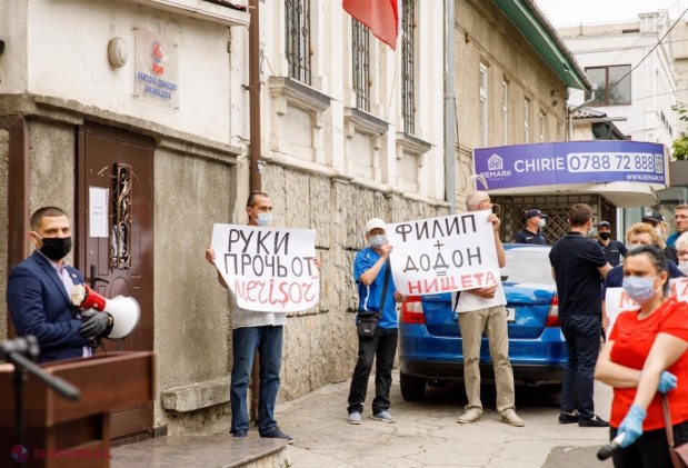VIDEO // Protest al Partidului „ȘOR”: Cetățenii din toată țara apără magazinele sociale „Merișor”, pe care Filip și guvernarea vor să le închidă abuziv”