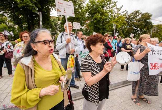 Flashmob cu cratițe în centrul capitalei, organizat de PCRM și Partidul „ȘOR”