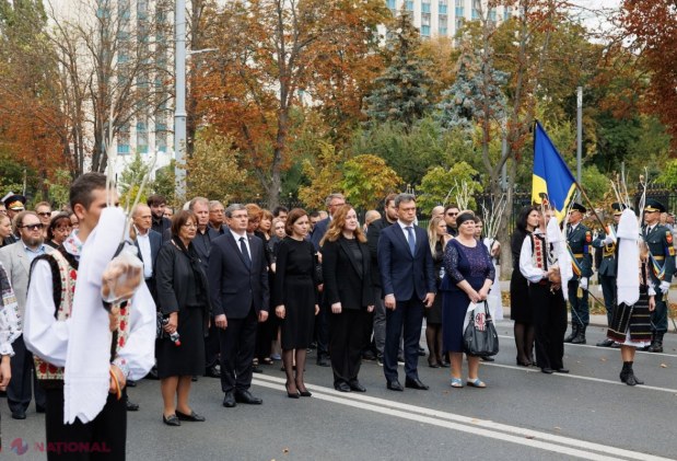 GALERIE FOTO // Primul PREȘEDINTE al R. Moldova, petrecut pe ultimul drum. Sute de oameni, inclusiv actualul șef al statului Maia Sandu și foștii președinți Lucinschi, Voronin și Timofti, i-au adus un ultim omagiu lui Mircea Snegur