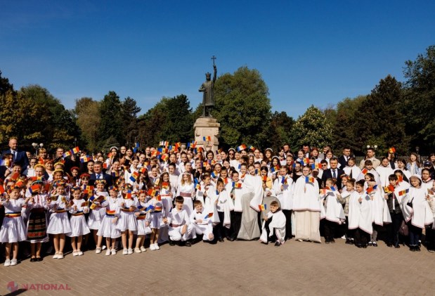 FOTO // Maia Sandu, de Ziua Drapelului de Stat: „De fiecare dată când privim spre Tricolor, să ne amintim că suveranitatea și dreptul de a ne făuri destinul trebuie apărate de noi toți, mai ales în aceste vremuri tulburi”
