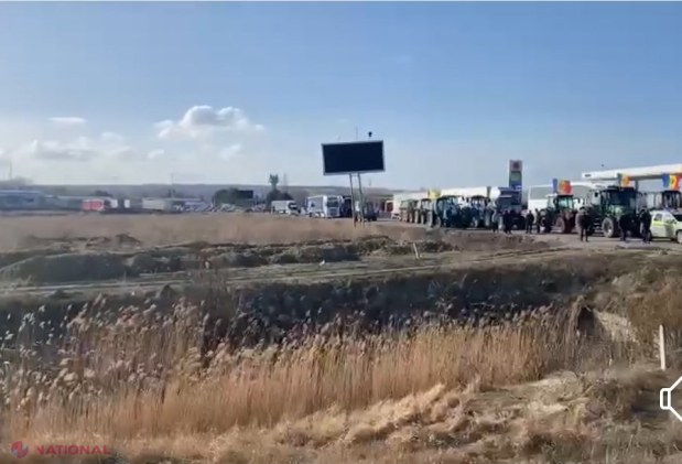 LIVE VIDEO // Fermierii au BLOCAT drumul de acces către punctul de trecere a frontierei Leușeni - Albița. Agricultorii vor să fie ASCULTAȚI de către autorități. Mai mulți transportatori și călători cer deblocarea drumului spre România