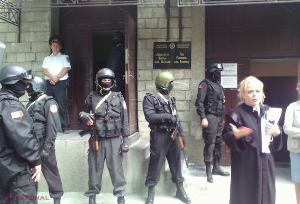 FOTO Judecătoria sectorului Râșcani, PĂZITĂ de polițiști ÎNARMAȚI: Trei persoane, ARESTATE
