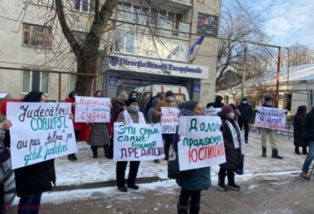 FOTO // Proteste contra „justiției vândute”! Partidul „ȘOR” cere DEMISIA magistraților care au scos-o pe Marina Tauber din alegeri