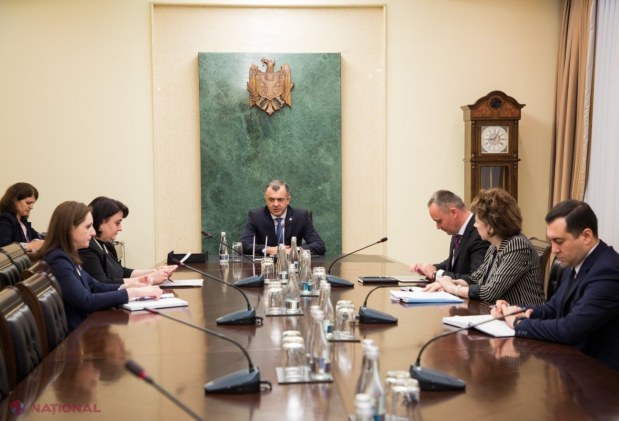 Șefa de la Biroul Migrație și Azil, pusă sub învinuire în cazul EXPULZĂRII ILEGALE a celor șapte profesori turci de la „Orizont”, a REVENIT la serviciu. Aceasta a apărut alături de premierul Chicu la o ședință la Guvern