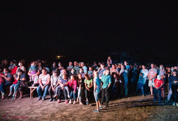 FOTO // Încă într-un sat din raionul Fălești, Partidul „ȘOR” a aprins lumina stradală: „Timp de peste 30 de ani la noi nu a existat iluminat stradal”