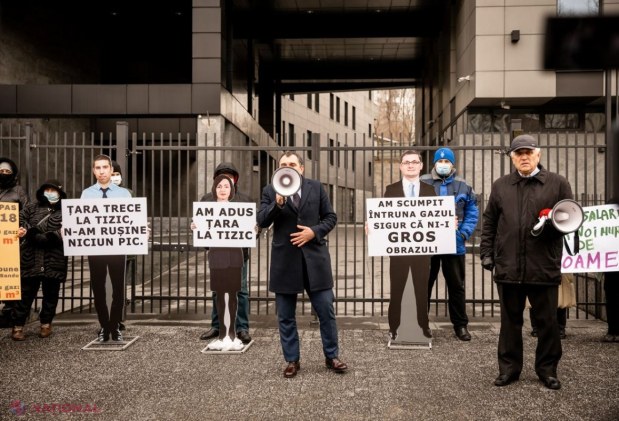 FOTO // Maia Sandu și Igor Grosu, HUIDUIȚI în fața „Moldovagaz”, la o acțiune de protest organizată de Partidul „ȘOR”. Nu au scăpat nici șefii de la „Moldovagaz”, care „se scaldă în salarii grase”