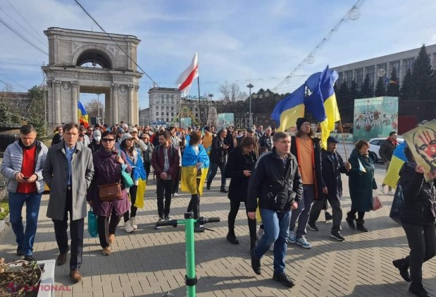 GALERIE FOTO // Arcul de Triumf din centrul Chișinăului, iluminat în culorile drapelului ucrainean. Marș al solidarității în capitala R. Moldova, la doi ani de la invazia militară a Rusiei în statul vecin