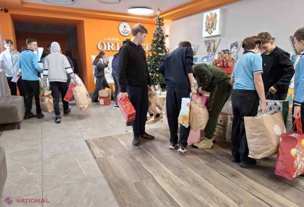 GALERIE FOTO // Elevii Liceului Teoretic „Orizont”, filiala Buiucani, în rol de Moș Nicolae pentru copiii din Vorniceni, raionul Strășeni. Camionul cu DARURI a ajuns la destinație