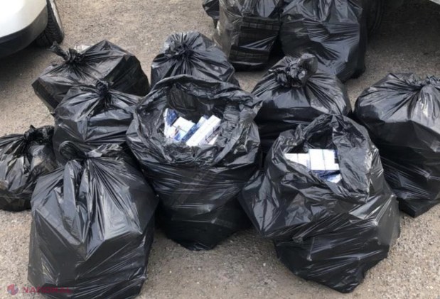 FOTO // Mii de pachete cu țigări, ascunse în tavanul unei remorci care urma să iasă din R. Moldova: Șoferul este cercetat penal și a rămas fără mărfurile de contrabandă și fără remorcă