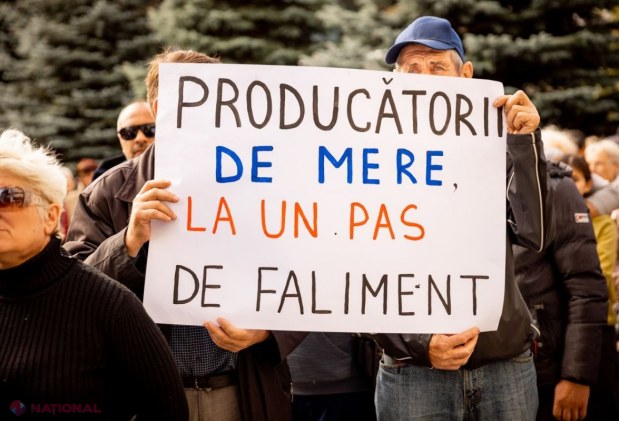 „Fermierilor le-a ajuns cuțitul la os”! Tone de mere, descărcate în fața Ministerului Agriculturii, „în semn de protest față de lipsa pieței de desfacere pentru agricultori