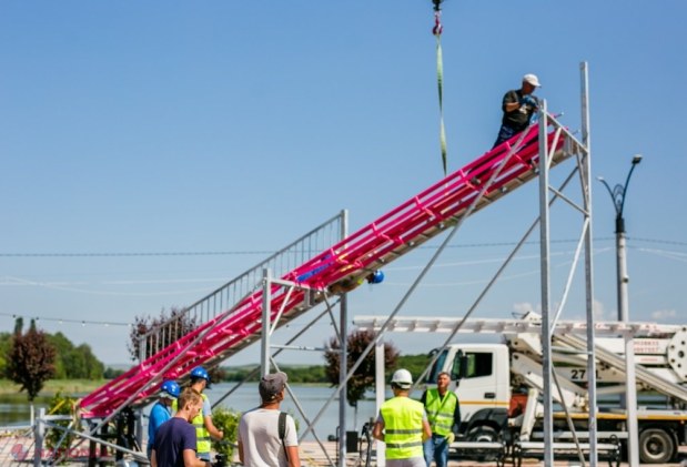 FOTO // Primele imagini cu roller-coasterul de la „OrheiLand”. Muncitorii au început montarea acestuia. INAUGURAREA va avea loc la 1 iunie