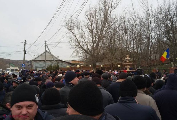 FOTO, PROTEST // Locuitorii din Puhoi spun că s-au săturat de „MINCIUNILE” secretarului de stat, Bucătaru, și au înaintat un ultimatum autorităților