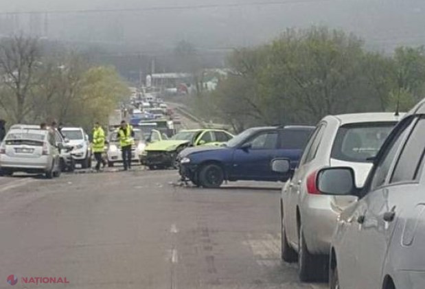 FOTO // CARAMBOL pe șoseaua Balcani, în apropiere de Chișinău. Patru mașini făcute zob și ambuteiaje kilometrice