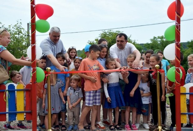 FOTO // În raionul Orhei sunt INAUGURATE săptămânal câteva terenuri de joacă pentru copii