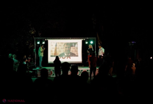 FOTO // Partidul „ȘOR” a aprins lumina pe străzile altor trei localități din sudul țării: „Acest an noi l-am dedicat LUMINII”