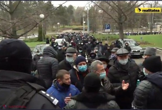 FOTO // Fermierii au BLOCAT pentru jumătate de oră bulevardul Ștefan cel Mare din centrul Chișinăului, nemulțumiți că autoritățile NU le îndeplinesc revendicările