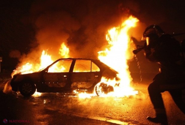 O mașină a EXPLODAT, noaptea trecută, pe str. Alba Iulia: Șoferul a ARS de viu în interiorul automobilului
