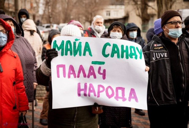 FOTO // „Nu ne luați pâinea de la gură”! Peste o sută de oameni au cerut IEFTINIREA pâinii, în cadrul unui flash-mob organizat la „Franzeluța”