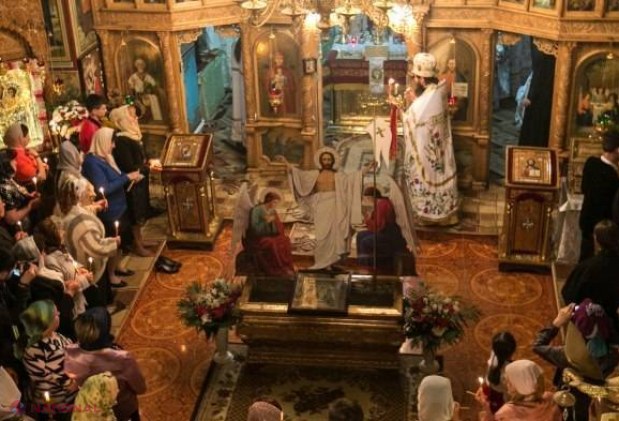 REPORTAJ FOTO // Noaptea Învierii la Mănăstirea