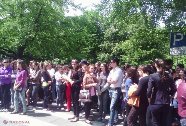 Protest la Guvern! Zeci de studenți cer anularea examenelor de stat