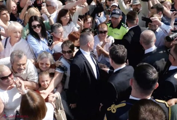 VIDEO, FOTO // Maia Sandu și Nicușor Dan, baie de mulțime în fața monumentului lui Ștefan cel Mare și Sfânt: „UNIRE, acum sau niciodată!”