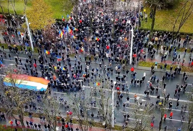 VIDEO, UPDATE // Maia Sandu se ALĂTURĂ protestatarilor. „Veniți cu noi, vă FURĂ și pe voi”. Mii de cetățeni au venit la protestul din fața Parlamentului, după ce Maia Sandu a anunțat începerea „luptei” împotriva „grupării oligarhice Dodon-Șor”