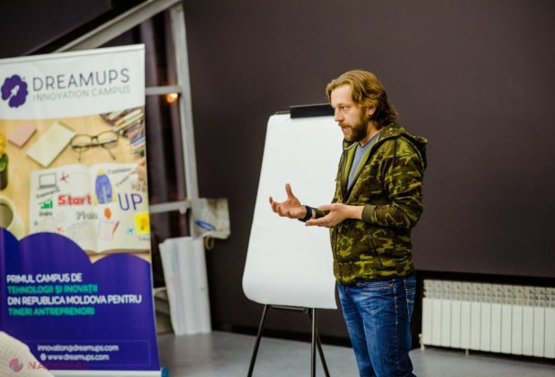 Administratorul paginii de Facebook „NuPlaha” ACUZĂ un incident la adresa sa: „Fix la intrarea în ogradă, un pachet sigilat”