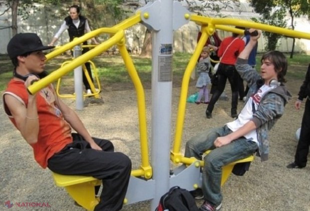ADRESELE blocurilor din Chișinău în curțile cărora vor fi amenajate terenuri de joacă pentru copii în acest an: Autoritățile mai anunță terenuri de fitness și sportive de MILIOANE