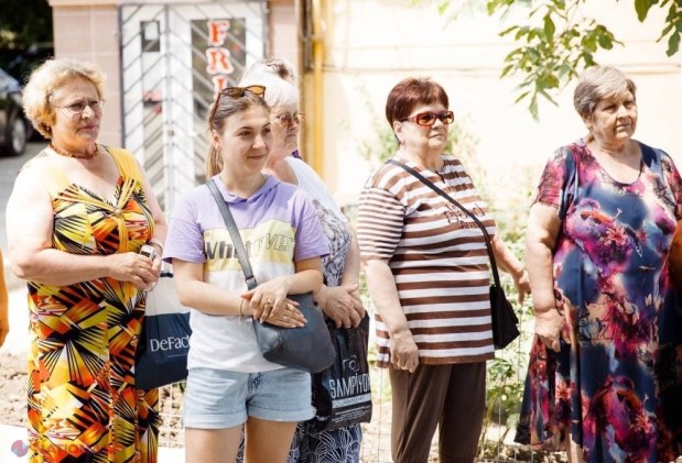 FOTO // Primăria orașului Orhei continuă să RENOVEZE în ritm alert curțile de bloc