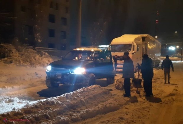 FOTO // Autoritățile dau asigurări că toate traseele din republică sunt PRACTICABILE. Premierul a solicitat evacuarea zăpezii de pe drumurile din capitală și din întreaga republică
