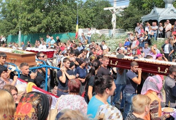 REPORTAJ FOTO // Imagini CUTREMURĂTOARE de la înmormântarea tinerilor din Floreni