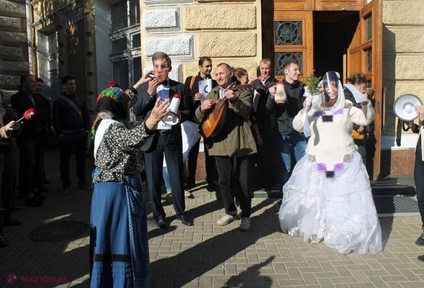 REPORTAJ FOTO // NUNTĂ la Primăria Chișinău: Dorin Chirtoacă s-a ÎNSURAT