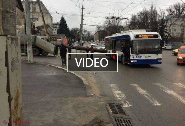 VIDEO // O ȚEAVĂ imensă a SPART ușile unui troleibuz în capitală
