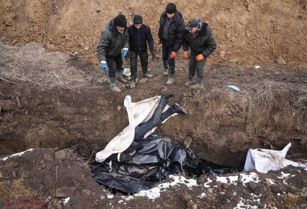 FOTO // Circa 1 300 de civili au fost UCIȘI de armata lui Putin în Mariupol. Imagini TULBURĂTOARE cu victimele adunate de pe străzi sau de sub dărâmături. Acestea sunt plasate în gropi comune: „Nu putem calcula câți morți avem...”